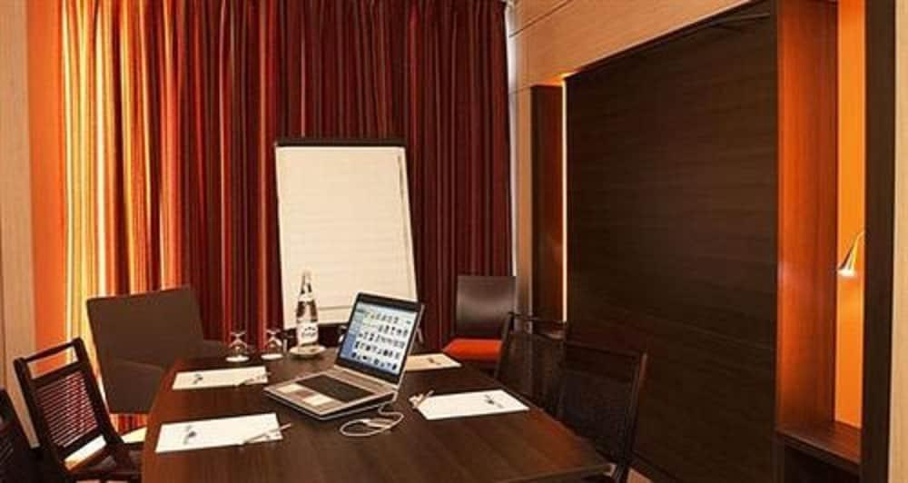 Hotel Oceania Nantes Aeroport Бугене Экстерьер фото